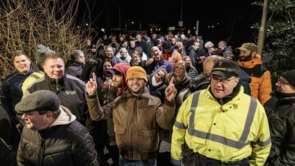 NOS's tweet card. Honderden fans trotseerden de kou om een ticket voor het concert in Pesse, Drenthe, te bemachtigen. 