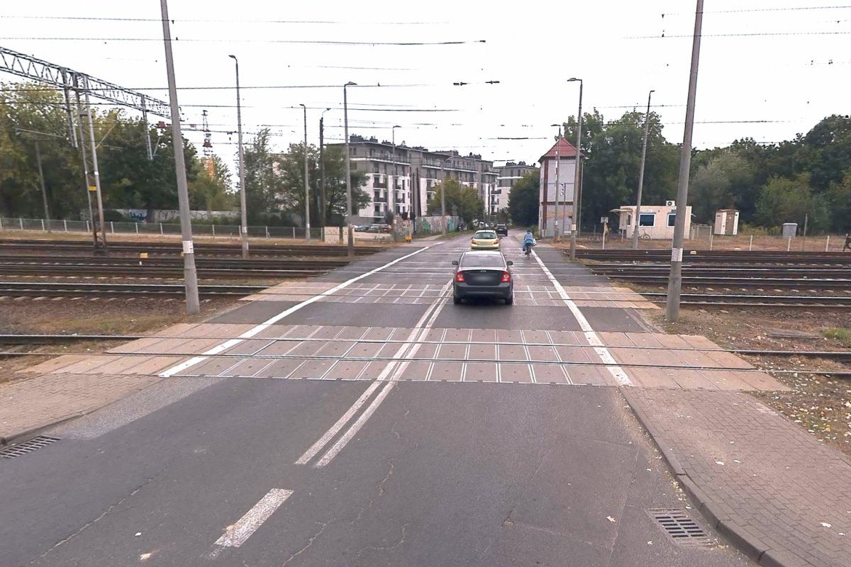 MotoPoznan's tweet card. Od dzisiejszego wieczoru (21 listopada) kierowców i pieszych czekają utrudnienia na ul. Krańcowej. PKP Polskie Linie Kolejowe rozpoczynają tam kompleksową wymianę nawierzchni na przejeździe kolejow...