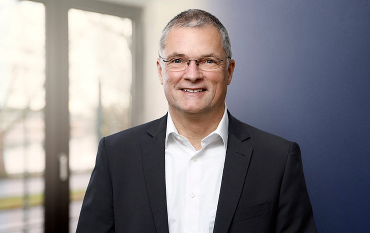 HRNews_DE's tweet card. Erfahren Sie, wie Executive Search für Führungskräfte in China erfolgreich gelingt. Lokale Expertise und Fingerspitzengefühl sind entscheidend, um Schlüsselpositionen passgenau zu besetzen. Praxisb...