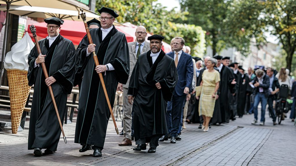 HenkBrandsma1's tweet card. Het oordeel cum laude zou niet objectief tot stand komen en vrouwelijke promovendi benadelen, stelt de universiteit.