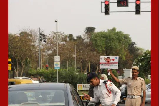 PbKhabarnama's tweet card. ਚੰਡੀਗੜ੍ਹ ਵਿੱਚ ਟ੍ਰੈਫਿਕ ਪ੍ਰਣਾਲੀ ਵਿੱਚ ਇੱਕ ਵੱਡਾ ਬਦਲਾਅ ਕੀਤਾ ਗਿਆ ਹੈ। ਹੁਣ ਸ਼ਹਿਰ ਵਿੱਚ ਟ੍ਰੈਫਿਕ ਪੁਲਿਸ ਵਾਲੇ ਸੜਕ ‘ਤੇ ਖੜ੍ਹੇ ਹੋ ਕੇ ਵਾਹਨਾਂ ਨੂੰ ਨਹੀਂ ਰੋਕਣਗੇ।