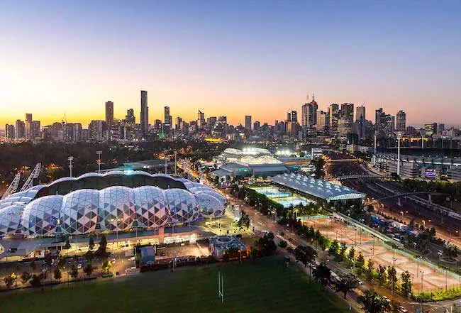 BlogBucket's tweet card. Melbourne is an Australian city with a spectacular feel. The city’s landmarks and cultural mix have a unique and magnetic beauty that draws thousands of visitors every year.