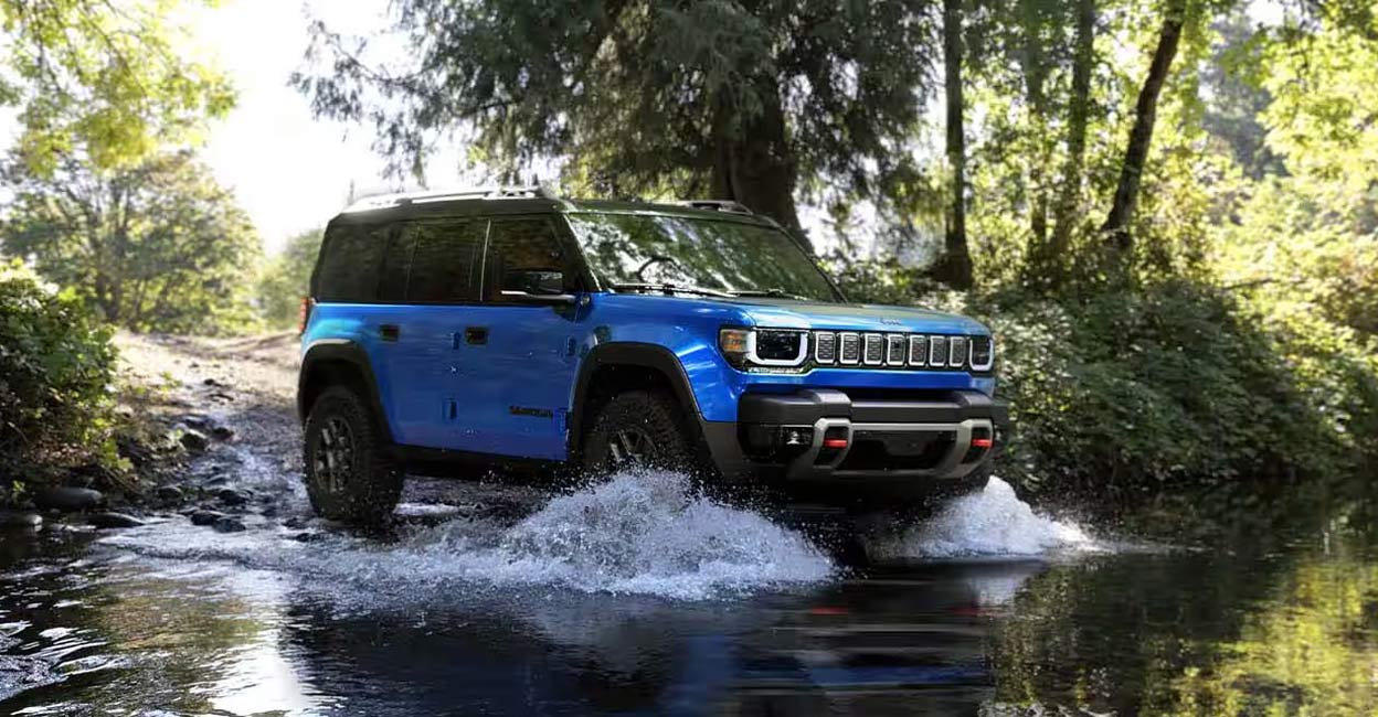 manoramaonline's tweet card. ഓഫ് റോഡ് മികവുകളുള്ള ഇലക്ട്രിക്ക് ക്രോസ്ഓവര്‍ 2026 റീകോണ്‍ പുറത്തിറക്കി ജീപ്പ്. അവെഞ്ചറിനും വാഗണീര്‍ എസിനു ശേഷം മൂന്നാമത്തെ ഇവി മോഡലായാണ് റീകോണിനെ.Jeep Recon 2026, Electric Crossover SUV, Off-Road...