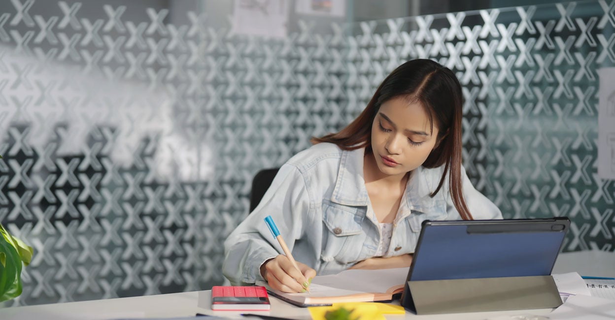 manoramaonline's tweet card. താൽപര്യമുള്ള എന്തിനെക്കുറിച്ചെങ്കിലും വെറുതെയൊന്ന് ഗൂഗിളിൽ തിരഞ്ഞാൽ മതി പിന്നീട് നിങ്ങൾ ഉപയോഗിക്കുന്ന സമൂഹമാധ്യമങ്ങളിലും മറ്റും അവയെക്കുറിച്ചുള്ള.Data Analytics, Data Analyst, Career in Data Analyt...