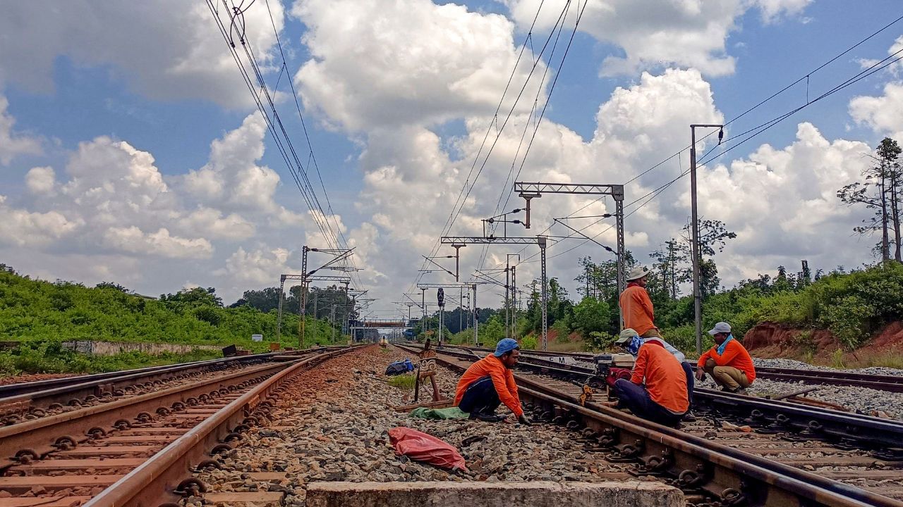 tv9malayalam's tweet card. Kerala Train Restriction: തിരുവനന്തപുരം ഡിവിഷനിലെ വിവിധ ട്രെയിൻ സർവീസുകൾക്കാണ് നിയന്ത്രണം ഏർപ്പെടുത്തുക. ചില ട്രെയിനുകൾ ഭാഗികമായി റദ്ദാക്കുകയും മറ്റു ചിലത് വഴി തിരിച്ചു വിടുകയും ചെയ്യുമെന്ന് അധികൃതർ...