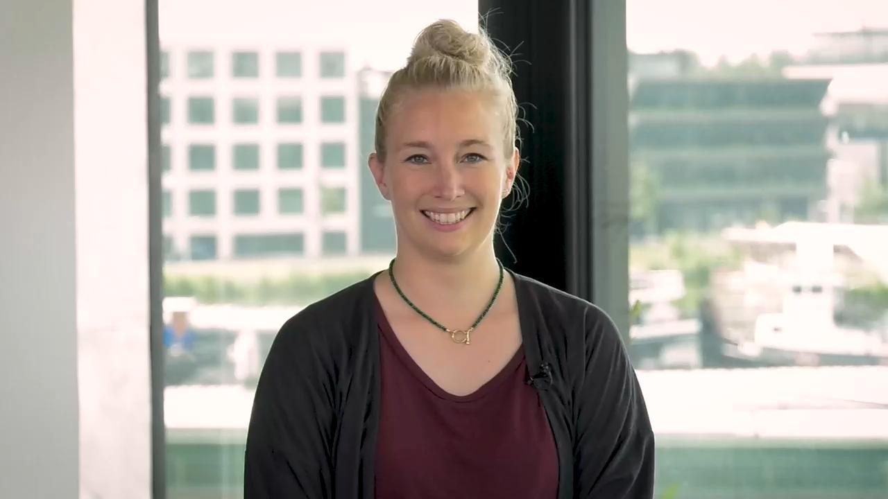 TechMeUp_NL's tweet card. De eerste start-up-ondernemer die een elevator pitch geeft voor de jury is Nikky Hofland van TechMeUp. Haar succesvolle start-up biedt renteloze studievoorschotten. ★★★★★ Seizoen 4 van...