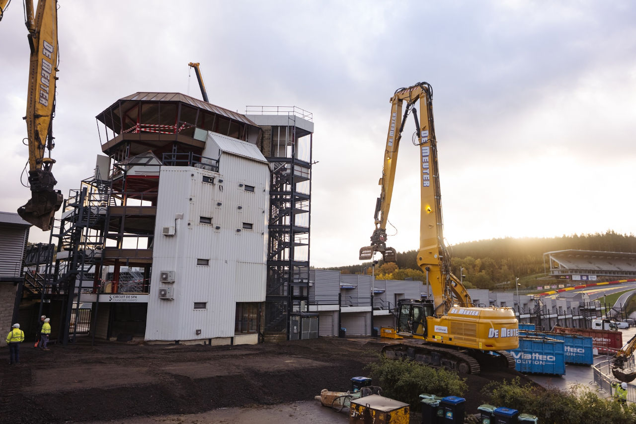 AUTOSPORT_web's tweet card. 　スパ・フランコルシャン・サーキットのシンボルでもある、慣れ親しんだコントロールタワーが取り壊され、来年2026年6月の開業に向けて新しいタワーの建設が始まった