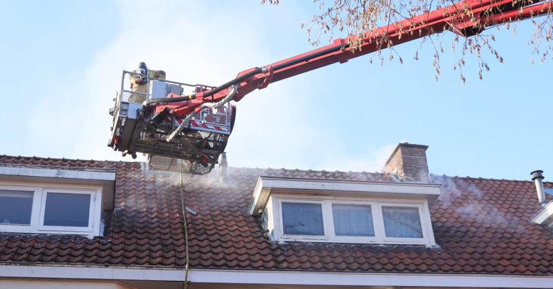 Woningbrand op bovenste etage Annie Foorestraat in Den Haag