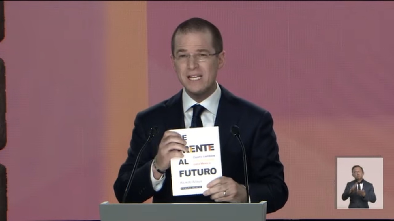 VerificadoMX's tweet card. Ricardo Anaya presentó un libro durante el primer debate presidencial. Sin embargo, hasta ahora nadie ha podido verlo.