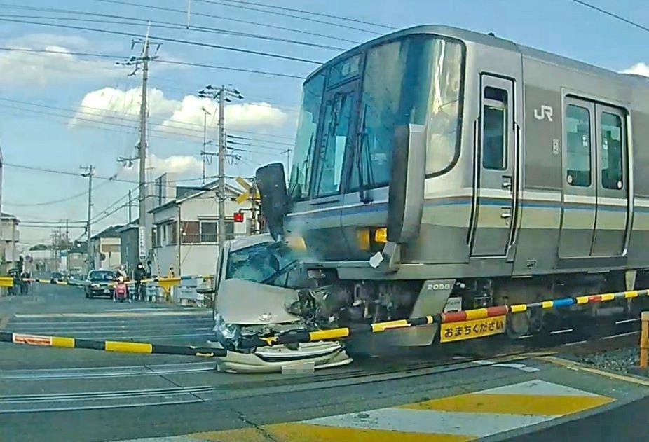 kobeshinbun's tweet card. 　兵庫県加古川市のＪＲ神戸線で２０日に起きた踏切事故で、乗用車が快速電車と衝突する映像が、踏切の外で止まっていた別の車のドライブレコーダーに記録されていた。運転していた男性は会話ができる状態といい、兵庫県警は同様の事故が起きているとして注意を呼びかけている。