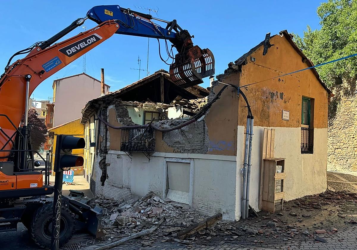 valhalex86's tweet card. La Junta de Gobierno Local aprueba la construcción de una nueva zona verde anexa al Pabellón de Puente Castro con una inversión cercana a los 300.000 euros
