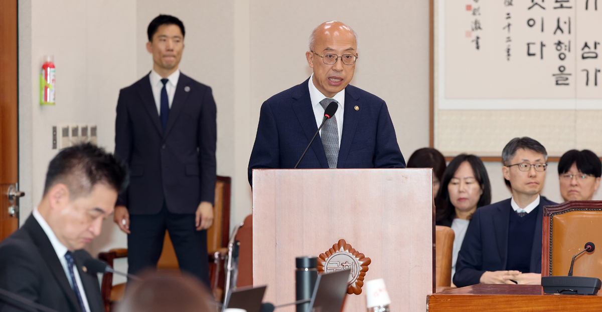 OhmyNews_Korea's tweet card. 2025 인구주택총조사에서 성별이 같더라도 가구주와의 관계를 '배우자'로 등록할 수 있게 된 것에 대해 조원철 법제처장이 국정감사에서 "있는 현실을 무시할 수 없다"며 "동성 혼인 제도 도입이 위...