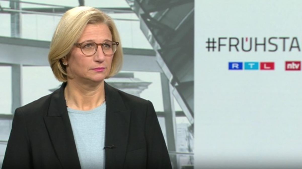 SMBAH05's tweet card. Anke Rehlinger, stellvertretende SPD-Vorsitzende, spricht im Frühstart über den Streit um das neue Rentenpaket. Sie hält an dem Plan fest und sieht in der Senkung des Rentenniveaus nach 2031 eine...