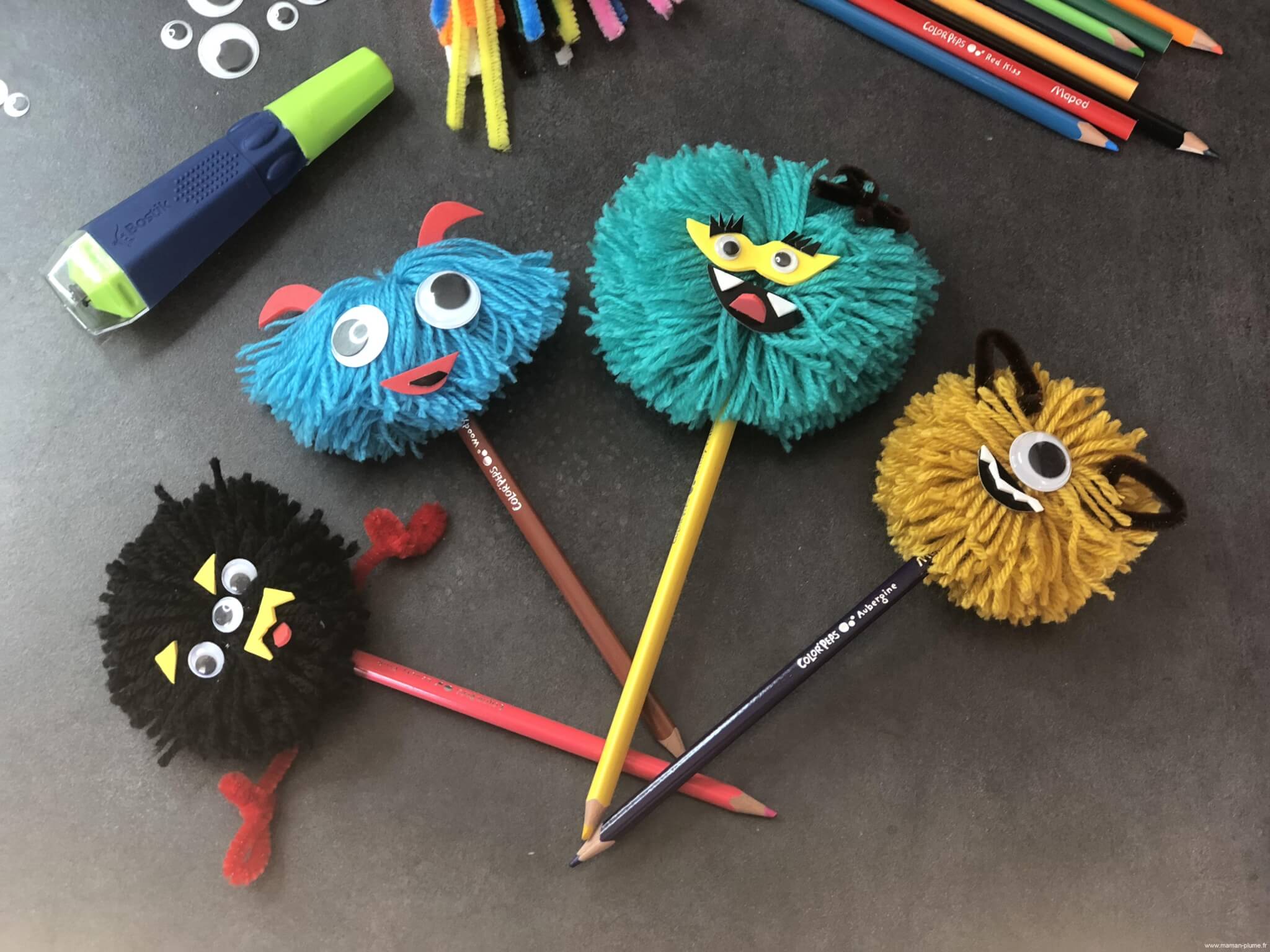 BlogMamanPlume's tweet card. J’adore faire des loisirs créatifs avec mes enfants et ayant reçu une chouette colle Bostik magique, j’ai voulu la tester aussitôt avec ce petit DIY pompons totalement et monstrueusement rigolos…
