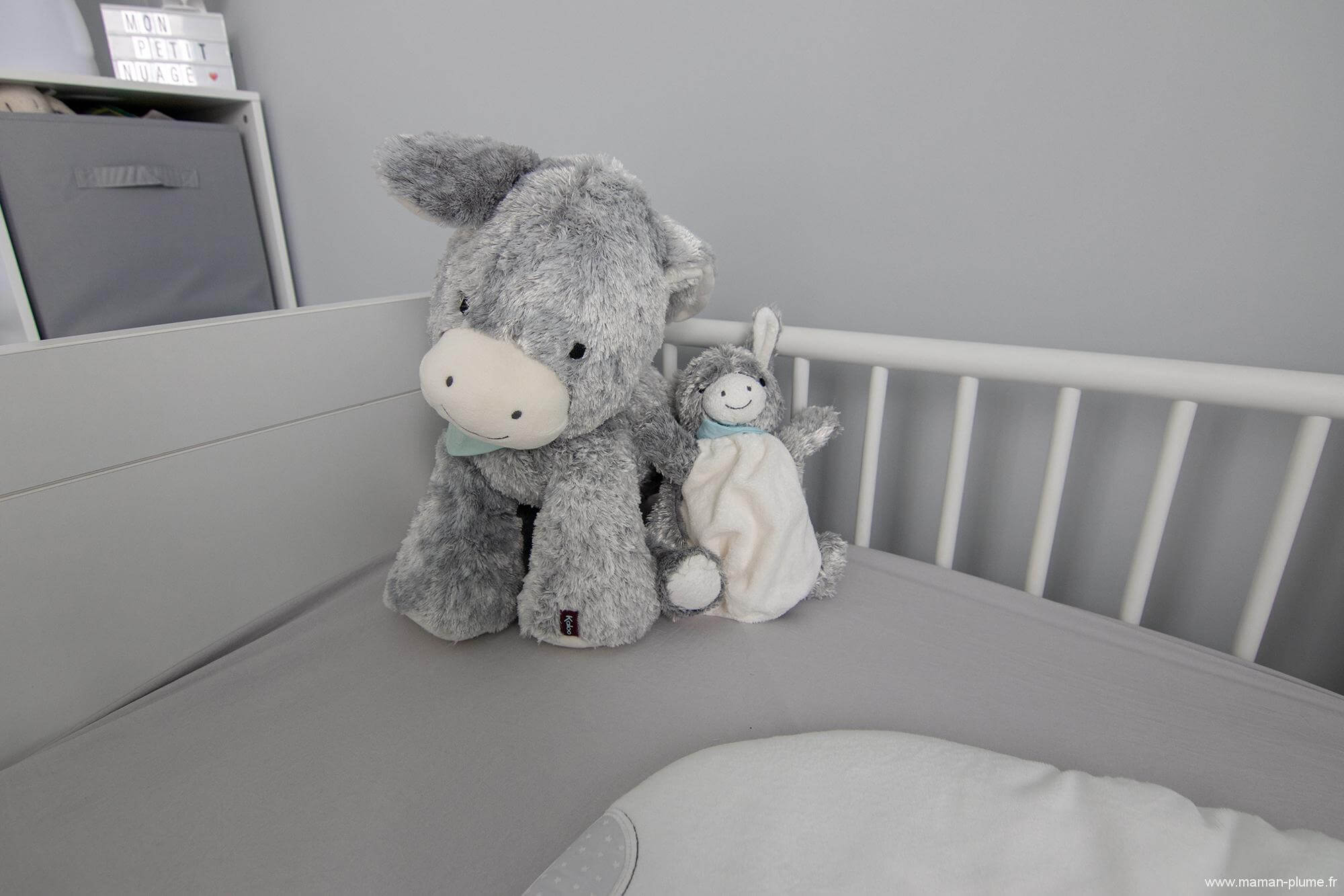 BlogMamanPlume's tweet card. Voici un petit tour de la chambre de Bébé Plume. J'ai choisi volontairement de ne pas mettre en avant un thème mais plus de jouer avec quelques couleurs, elements clés et de tout faire autour pour en...