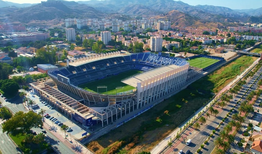 VoyMag_Blog's tweet card. Pourquoi le stade La Rosaleda est un incontournable à Malaga ? Visiter le stade La Rosaleda offre une expérience unique entre football et culture. Découvrez pourquoi !