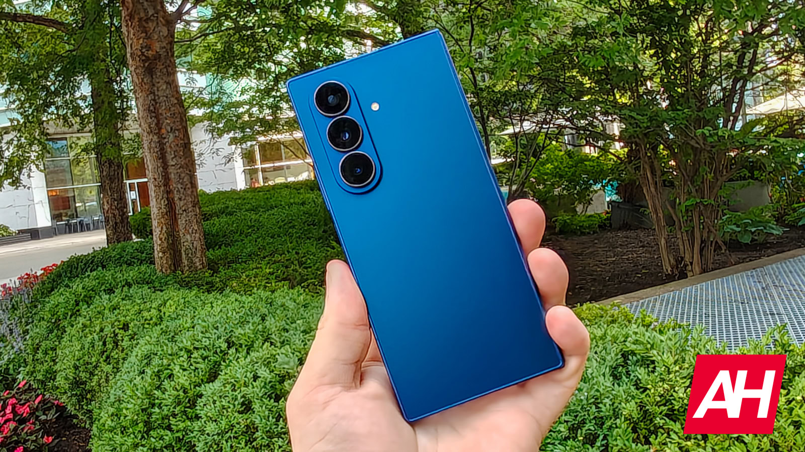 Androidheadline's tweet card. Looking for the best foldable smartphone in 2025? Our ultimate buying guide covers every foldable phone worth buying, specs & expert advice.