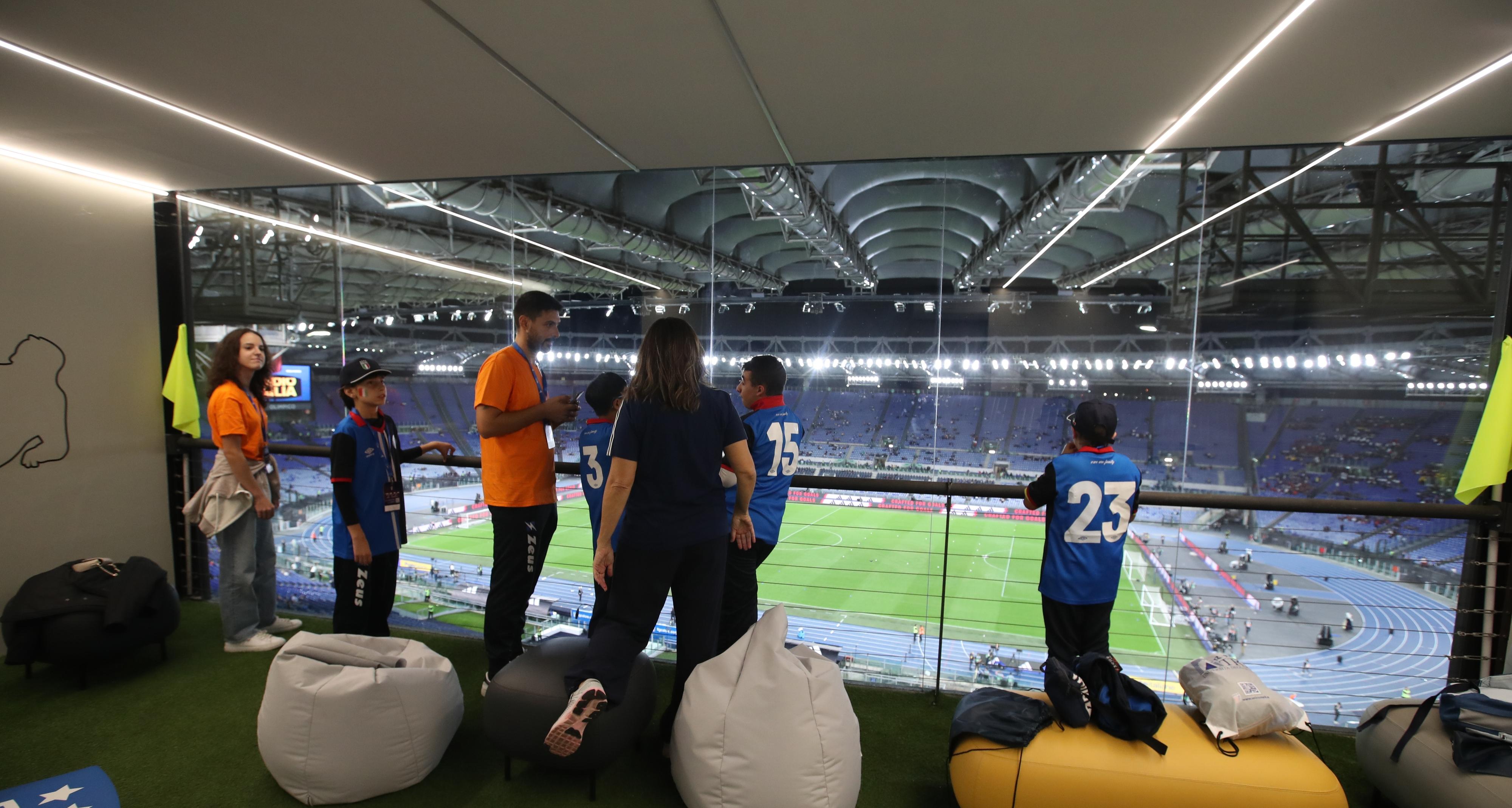 FIGC's tweet card. Allo stadio ‘Meazza’ verranno allestite due ‘Quiet Room’ per ragazzi con disabilità cognitive, psicologiche e sensoriali. Confermata anche l’audiodescrizione per i tifosi non vedenti