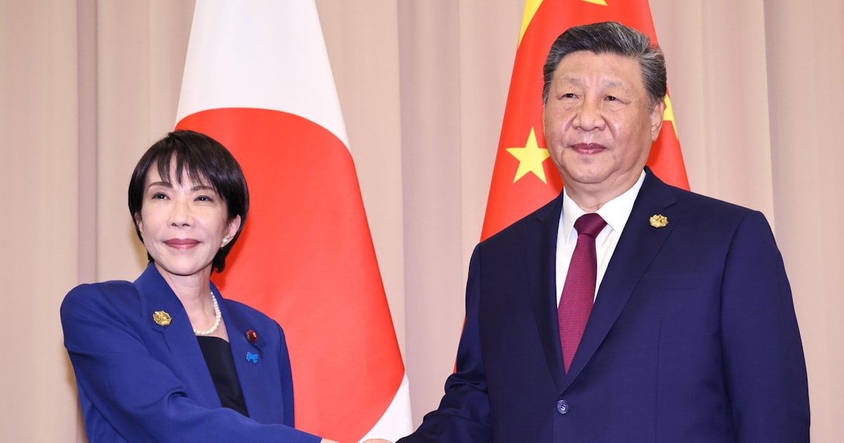 j_perform's tweet card. 【北京=田島如生】高市早苗首相の台湾有事を巡る発言を受け、中国外務省は14日、中国国民に対し日本への渡航を当面控えるよう注意喚起した。13日には金杉憲治駐中国大使を呼び出して抗議するなど日本への強硬な態度を強めている。在日中国大使館が発表した通知は「日本の指導者が公然と台湾問題に関して露骨な挑発的発言をした」と主張した。「日中間の人的交流の雰囲気が著しく悪化し、中国人の身の安全に重大なリスクを