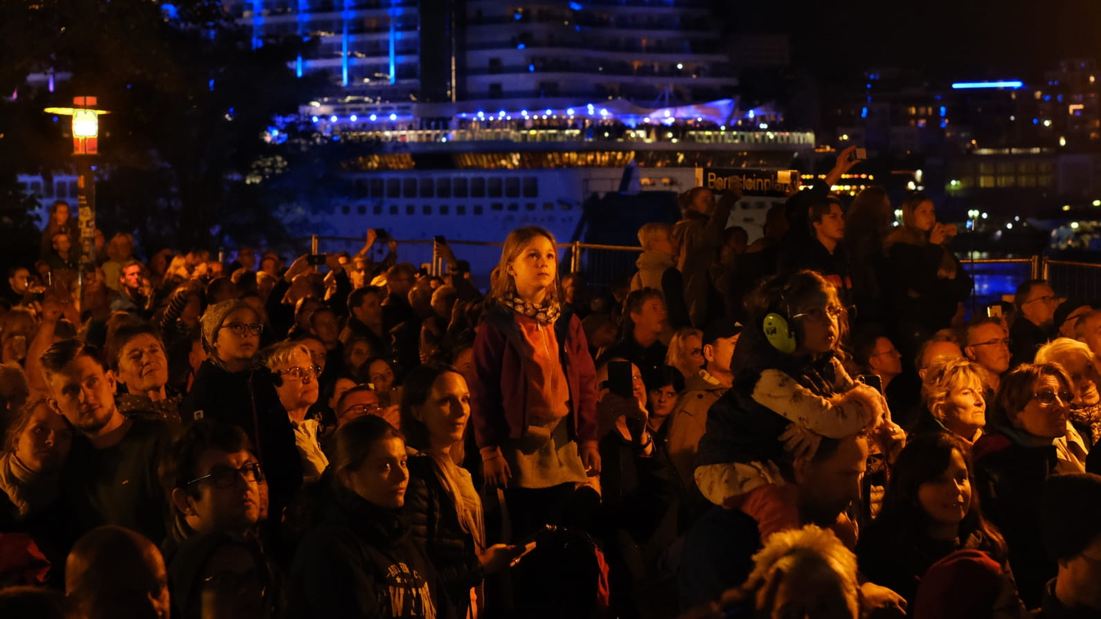 janrotmans's tweet card. Ik bezocht het grootste cruisevaartfestival ter wereld. Misschien wel de foutste show op aarde, een omgekeerde klimaatmars, een optocht van middelvingers naar de planeet. Toch? Een essay vanaf de...