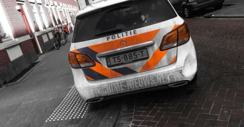 Kleine man met witte muts gezocht voor neersteken slachtoffer op straat