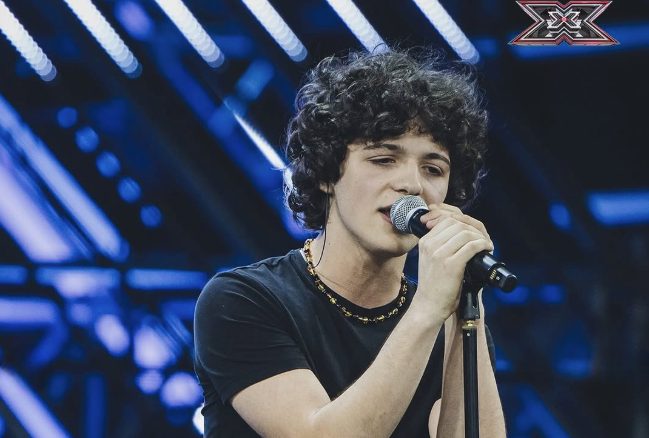 fanpage's tweet card. Lorenzo Salvetti è un nuovo allievo della scuola di Amici. Il giovane cantante è stato finalista a X Factor e il suo arrivo nel talent di Maria De Filippi fa segnare un evento che non era mai...