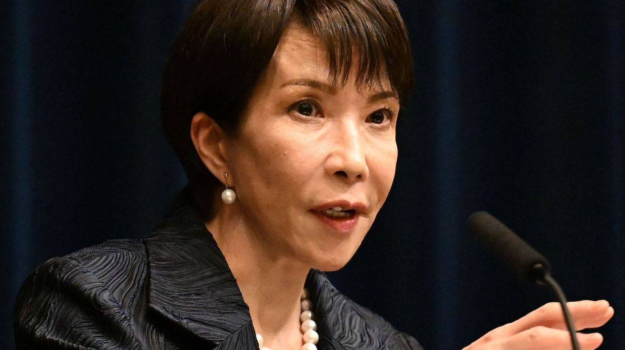 YahooNewsTopics's tweet card. 高市早苗政権は21日、発足1カ月を迎える。安全保障政策では、歴代政権が積み上げてきた政治判断の「転換」を首相の意向で次々に表明。保守色を鮮明にした。台湾有事を巡る国会答弁に端を発した日中の緊張は打開