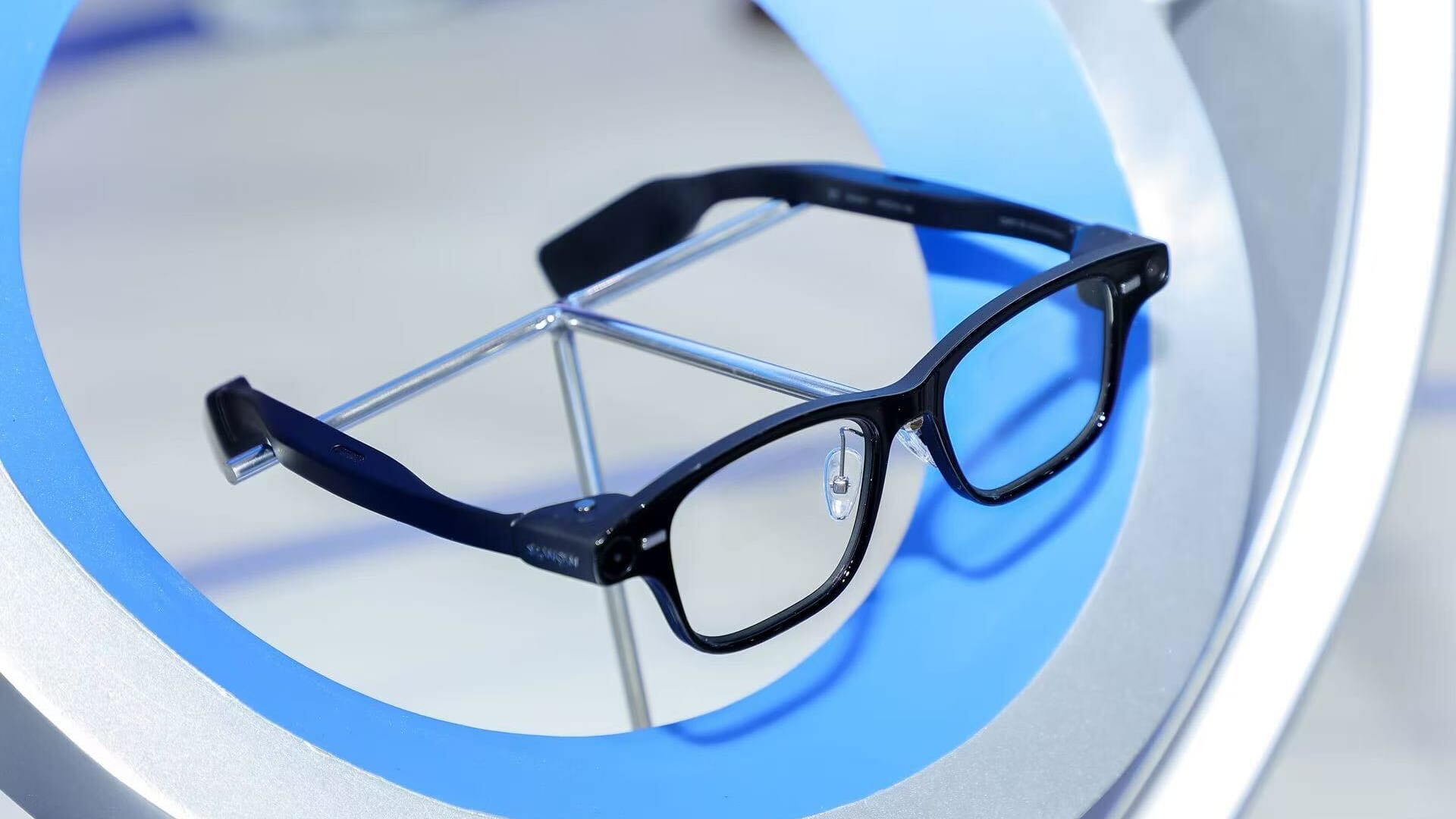 articleoutline's tweet card. Alibaba Steps Into the Smart Glasses Arena Alibaba has officially launched its AI-powered smart glasses, Quark, priced at $500. This bold move puts the