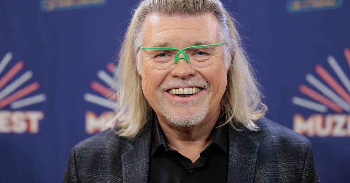 ADnl's tweet card. Volkszanger René Karst is op 59-jarige leeftijd overleden, meldt zijn familie.