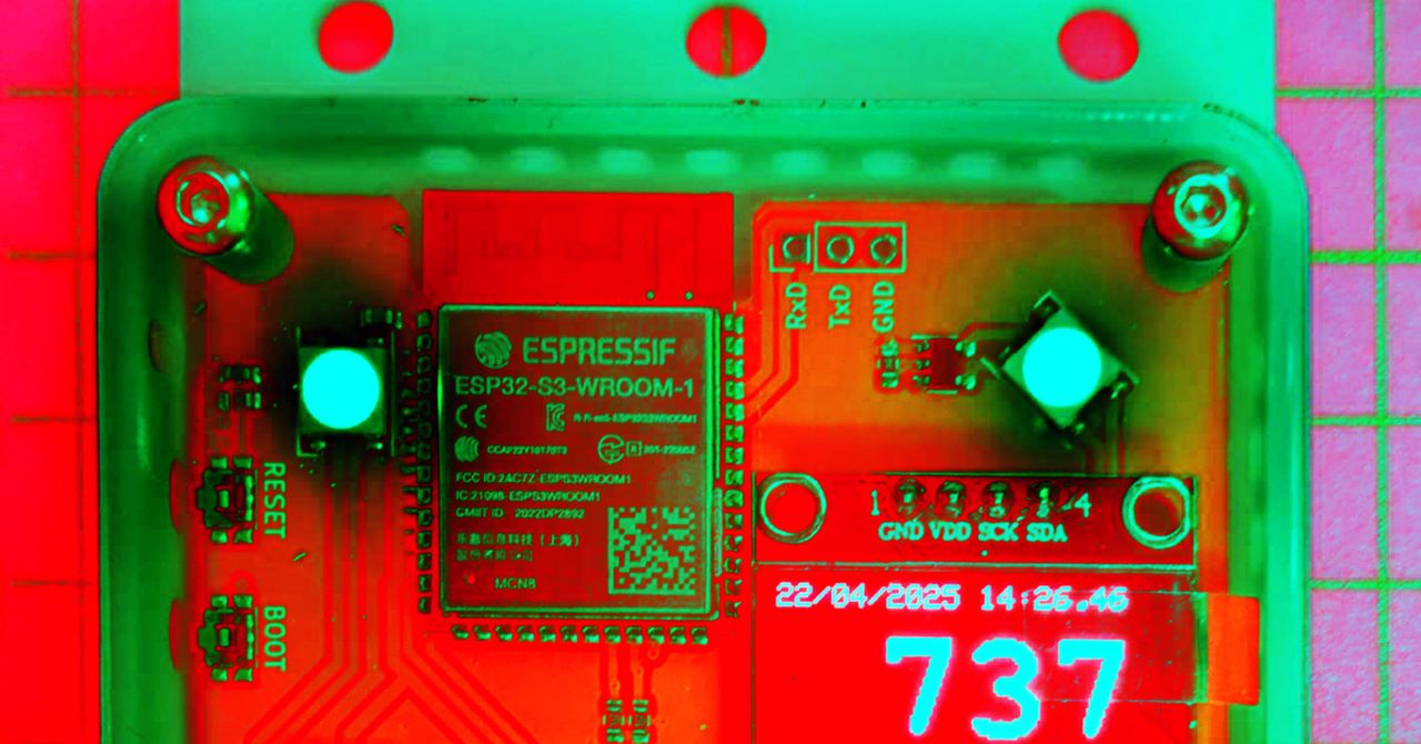 Synapze_'s tweet card. At New Zealand's Kawaiicon cybersecurity convention, organizers hacked together a way for attendees to track CO2 levels throughout the venue—even before they arrived.