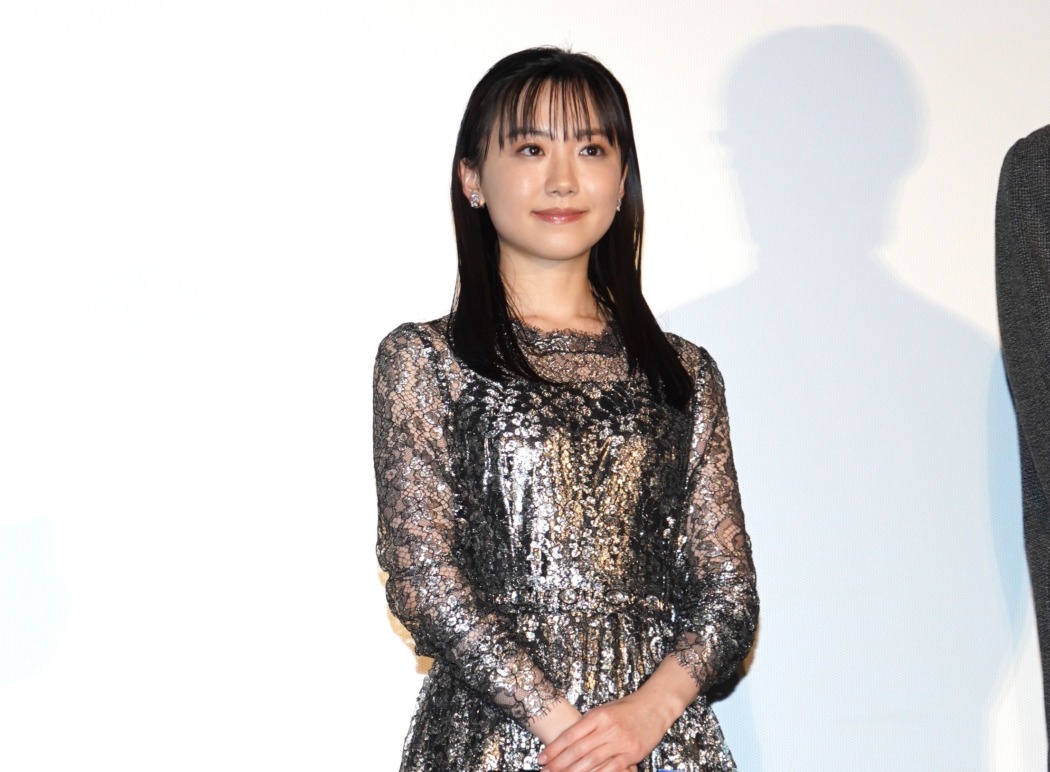 TOKYO_HEADLINE's tweet card.   　映画『果てしなきスカーレット』の初日舞台挨拶が11月21日、都内にて行われ、声優を務めた俳優の芦田愛菜、岡田将生らキャストと細田守監督が登壇。芦田が本作への思いを語った。 『時をかける少女』（06）、『サマーウォーズ』（09）など国内外で熱狂的ファンを持つ細田守監督が「生きる」を