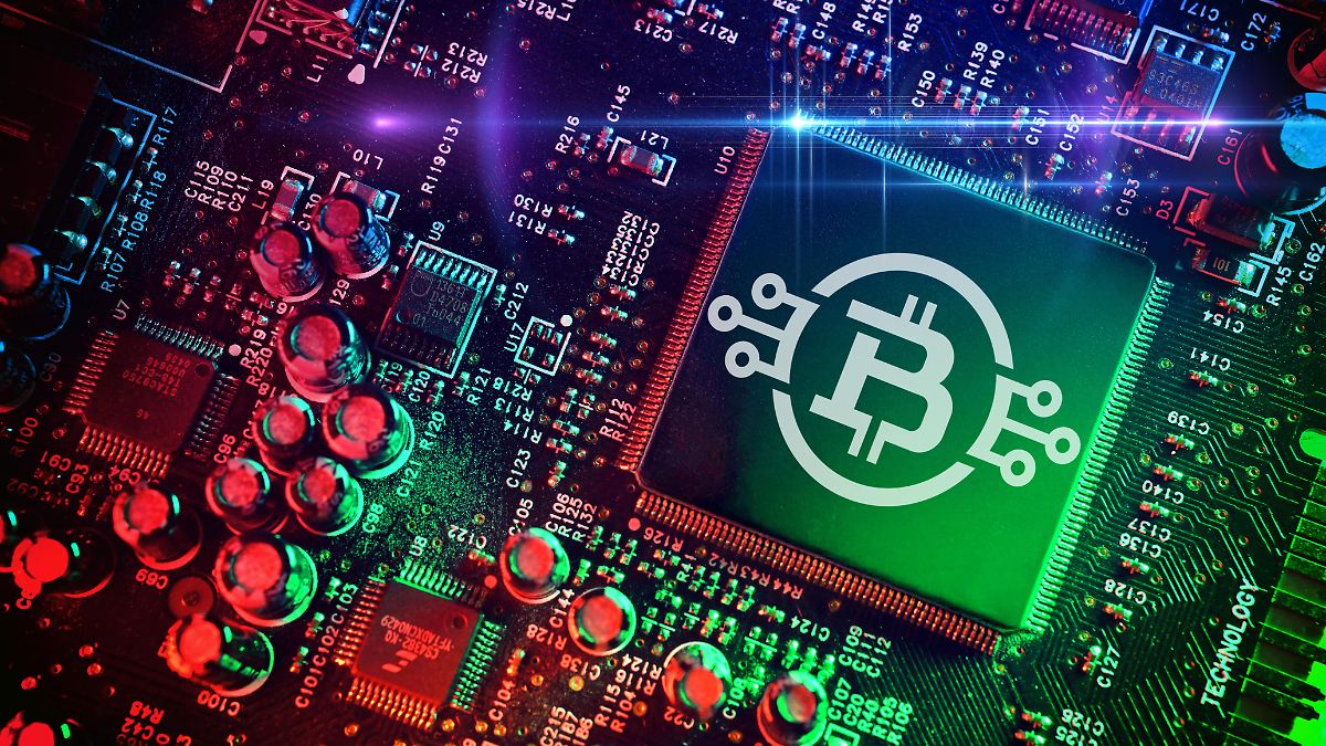 ntvde's tweet card. Der Absturz geht weiter: Bitcoin verliert so kräftig wie seit Jahren nicht mehr. Milliarden von Dollar lösen sich in Luft aus.