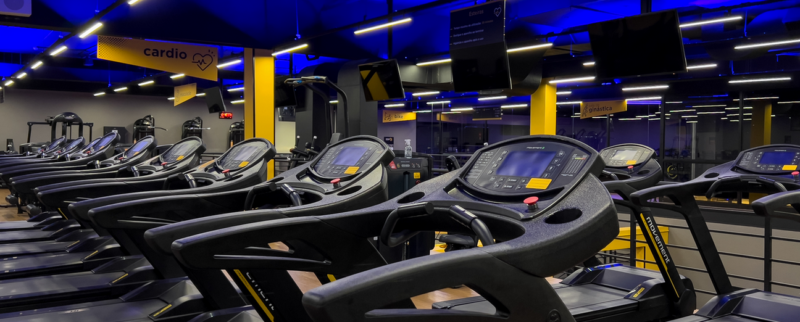 BRstockguide_'s tweet card. Smart Fit debuts in Morocco, reports R$177 million profit and record EBITDA of R$585 million in 3Q25, with a global network approaching 2,000 gyms.