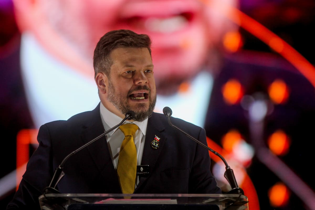 drupidi3's tweet card. La imagen, que circuló miles de veces, fue tomada en la plaza de Maipú y no en el metro Salvador, siendo compartida originalmente por el equipo de la candidata oficialista.