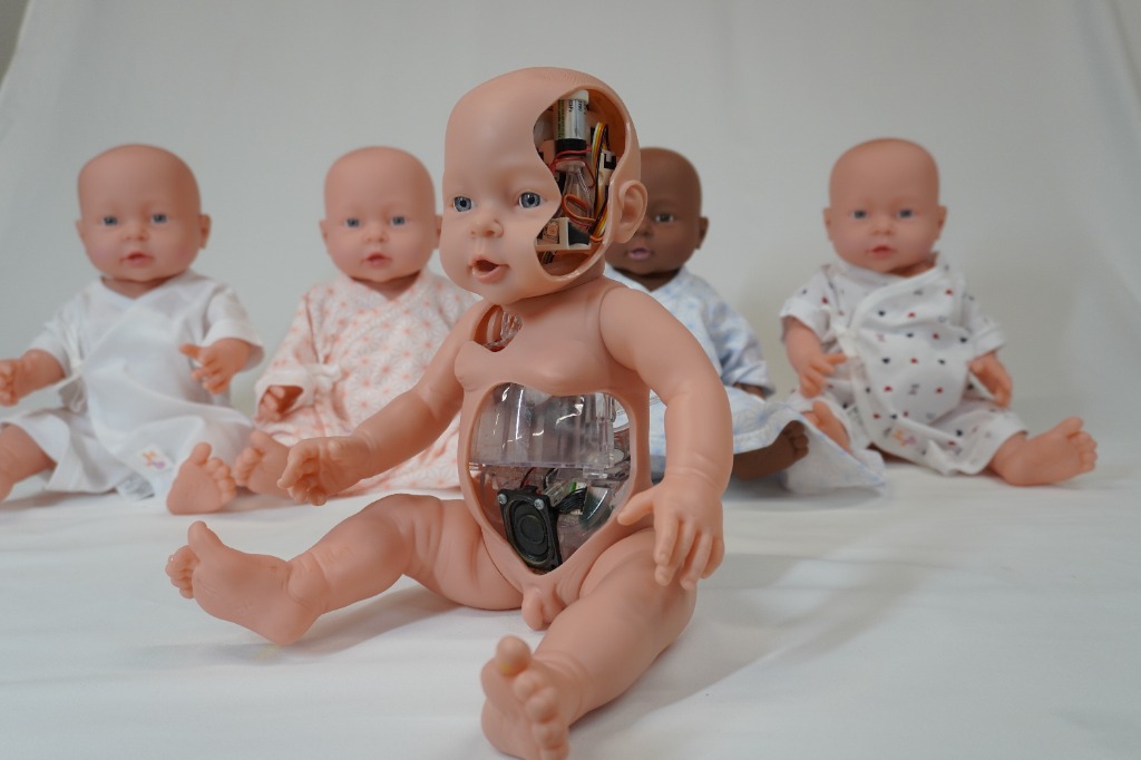 ProtoPedianet's tweet card. 本物の赤ちゃんと同様に「だっこ・ミルク・おむつ交換」を求めて泣き出すロボットです。実際のミクルを吸引して、着色して排泄することができます。より実践的な新生児育児体験が期待できます。