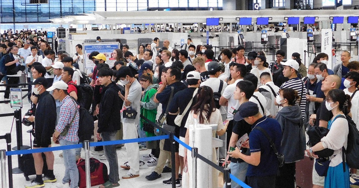 mainichi's tweet card. 　成田空港の保安検査場で乗客の現金を盗んだとして、千葉県警・成田国際空港署は20日、保安検査員の近藤幸雄容疑者（25）＝八街市八街ほ＝を窃盗の疑いで逮捕した。 　逮捕容疑は10月2日午前6時5分～同7時25分ごろ、成田空港第3ターミナルビル2階の保安検査場で、中国籍の女性（73）が置き忘れた現金64