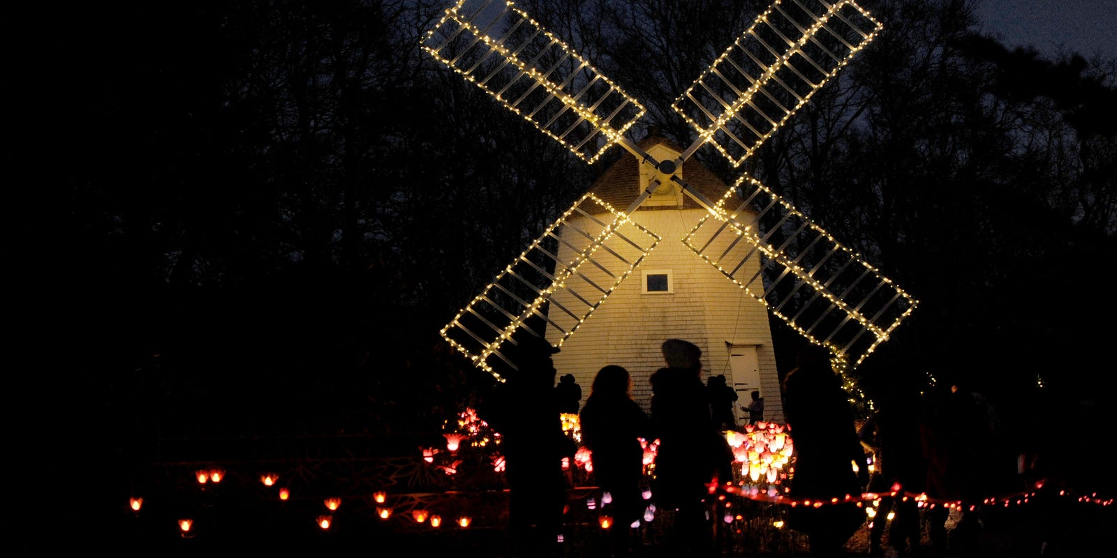 capecodtimes's tweet card. Heritage Gardens in Sandwich is bringing back the glowing holiday spirit with Gardens Aglow, starting the last weekend of November.