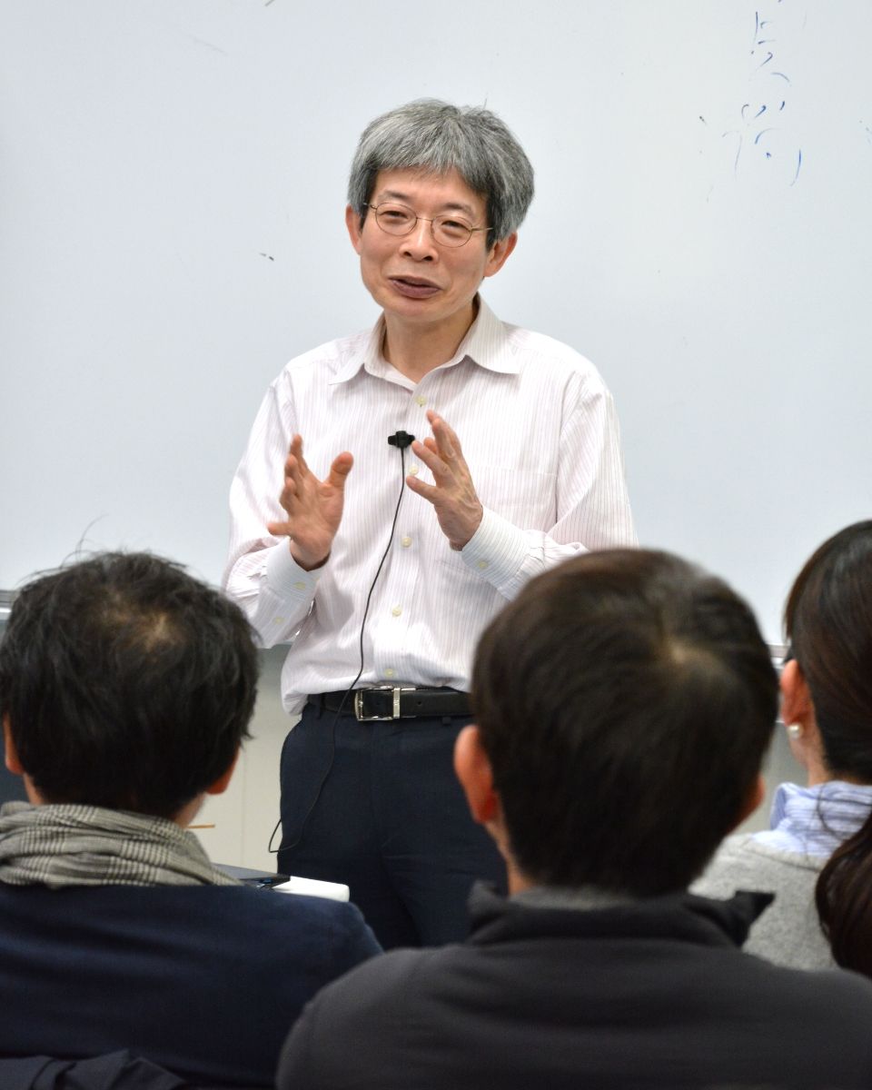 univlog's tweet card. 劇作家・演出家の平田オリザさんが５日、佐賀市の佐賀大学本庄キャンパスで大学入試改革について講演した。平田さんは自身が関わった私立大の入試改革を紹介しながら、知識量重視からコミュニケーション能力など入学後の伸びしろを見定める入試に変わりつつある現状を指摘した。　大学教員ら約５０人が聴講した。四国学院大学（香川県）の客員教授を務める平田さんは、ＡＯ入試で課した７人一組でのディスカッション（討論）...