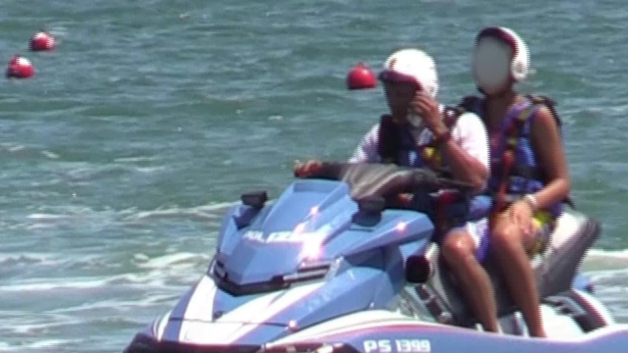 RepubblicaTv's tweet card. Il figlio di Salvini al mare sulla moto d'acqua della polizia. E gli agenti vietano le riprese