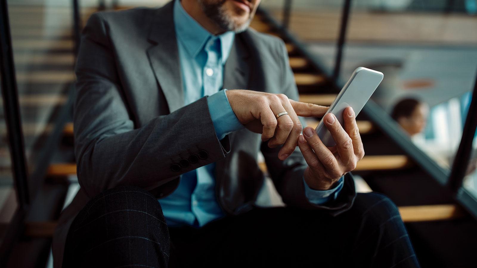 MovilZona's tweet card. V-Valley ofrecerá nuevas soluciones de dispositivos móviles para sus socios gracias al portfolio de SOTI, líder en la gestión de dispositivos móviles.