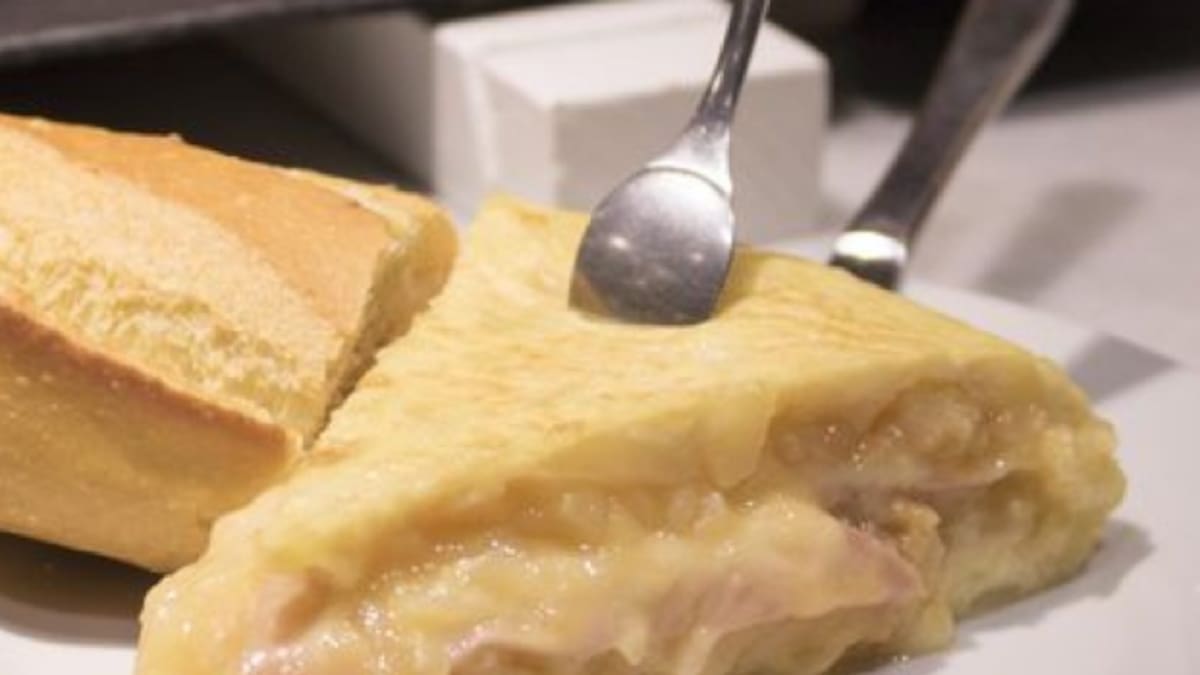 HoyPorHoyBilbao's tweet card. José Luis, responsable del Bar Biak en la calle Castaños de Bilbao, asegura que el precio del huevo se ha disparado “casi 10 euros en tres meses” y que el clásico pintxo de tortilla ya no cubre...