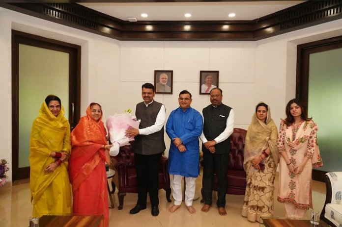 NB_Marathi's tweet card. धुळे : धुळे जिल्ह्यातील दोंडाईचा नगरपरिषदेमध्ये भाजपने इतिहास रचला आहे. राज्यातील अनेक नगरपंचायती आणि नगरपरिषदांमध्ये भाजपचे उमेदवार बिनविरोध निवडून येत