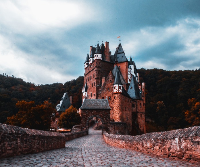 LibrosTobal's tweet card. ¿Cómo fue la Baja Edad Media? ◉ Todo sobre la época medieval baja ✚ Origen ✚ Causas ✚ Periodo ✚ Características ✚ Educación ✚ Política ✚ Cultura...