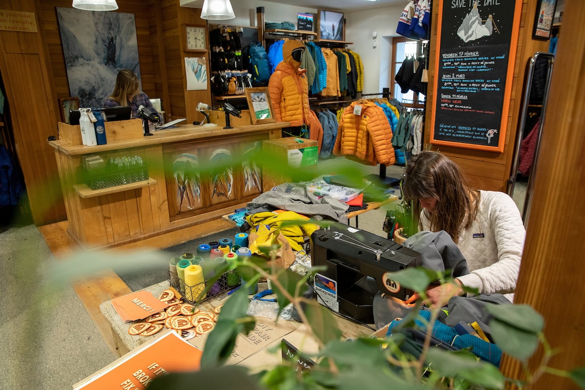 ecoembes's tweet card. A la espera de la nueva regulación sobre la economía circular, cada más empresas y consumidores eligen reparar antes que reemplazar productos