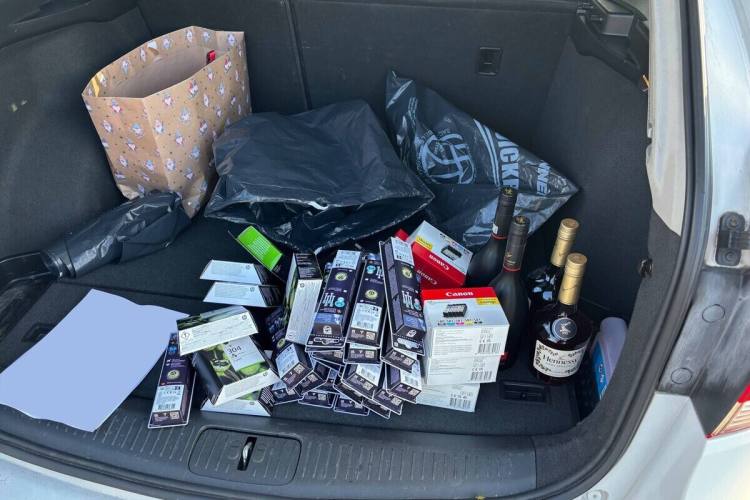 polizeitickerch's tweet card. Zwei Männer haben in mehreren Geschäften im Kanton Zug und in Luzern Druckerpatronen, Zahnbürstenaufsätze und alkoholische Getränke im Wert von rund 4’000 Franken gestohlen.