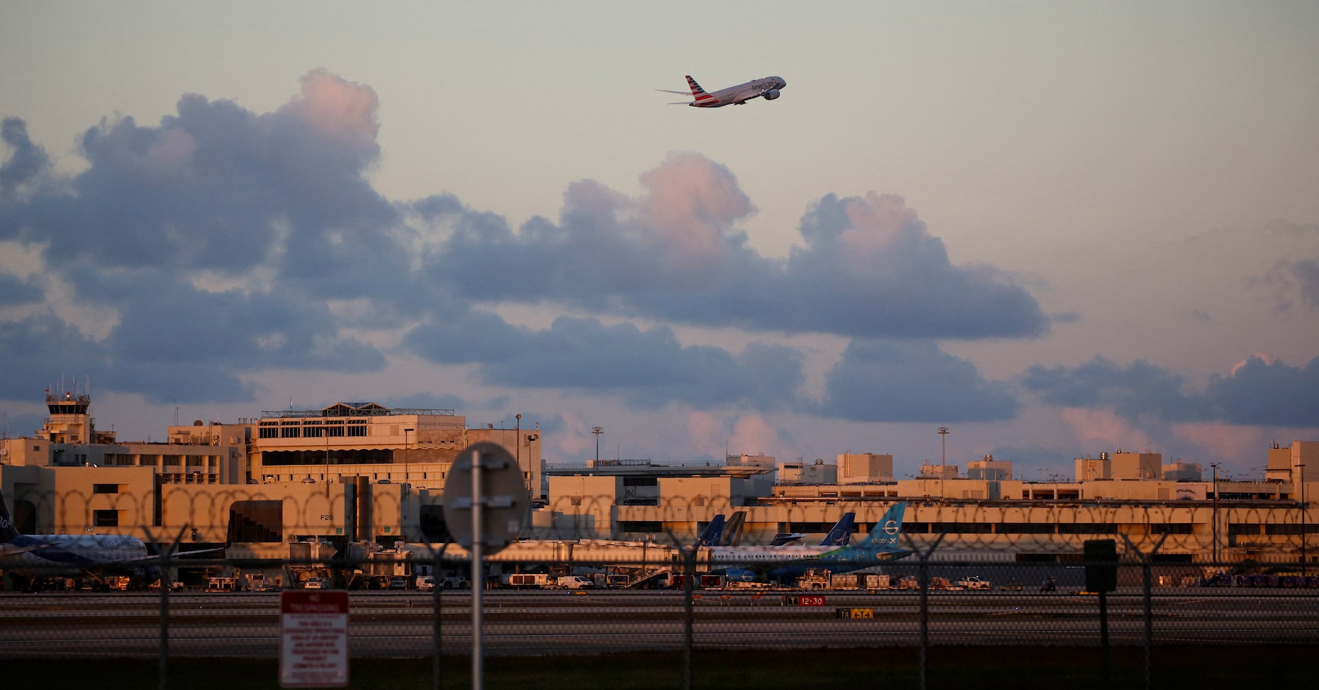 SICserver's tweet card. The U.S. aviation sector was struggling to return to normal on Wednesday after a nationwide ground stop imposed by the Federal Aviation Administration (FAA) over a computer issue that forced a...