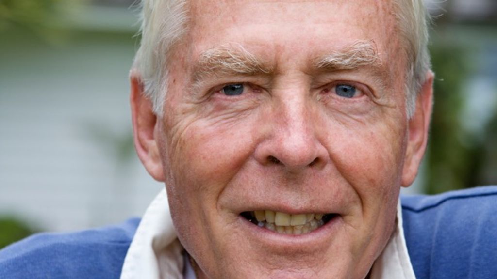 NOS's tweet card. De Duitser verkocht wereldwijd miljoenen boeken en won talloze nationale en internationale prijzen.