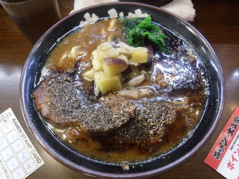 2siv1vLL7JxHe99's tweet card. 秋のとき卵ガッツリBLACK  <1200円>11月15日、マルフル食堂の後は、【042 TOKYO RAMEN RALLY】2杯目としてこちらへ。スープは、濃厚な豚骨ダシに醤油が効き、香味油と溶き卵が相まって美味いです。麺は、山正食品の太いストレート麵でツルモチです。チャーバーグは、豚肉の