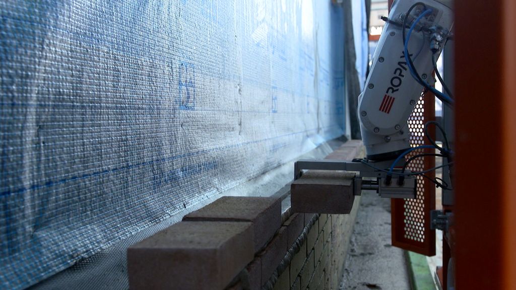 mythronics's tweet card. Die stijging van het aantal robots heeft onder meer te maken met het personeelstekort.