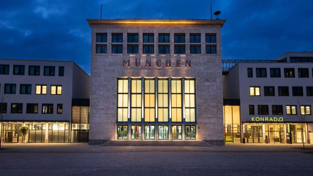 reneschmoel's tweet card. Nur noch wenige Tage sind es bis zur diesjährigen Gala zum CIO des Jahres in München. Wie jeden Herbst küren die Marken CIO und COMPUTERWOCHE die erfolgreichsten CIOs der DACH-Region. Dieses Jahr...